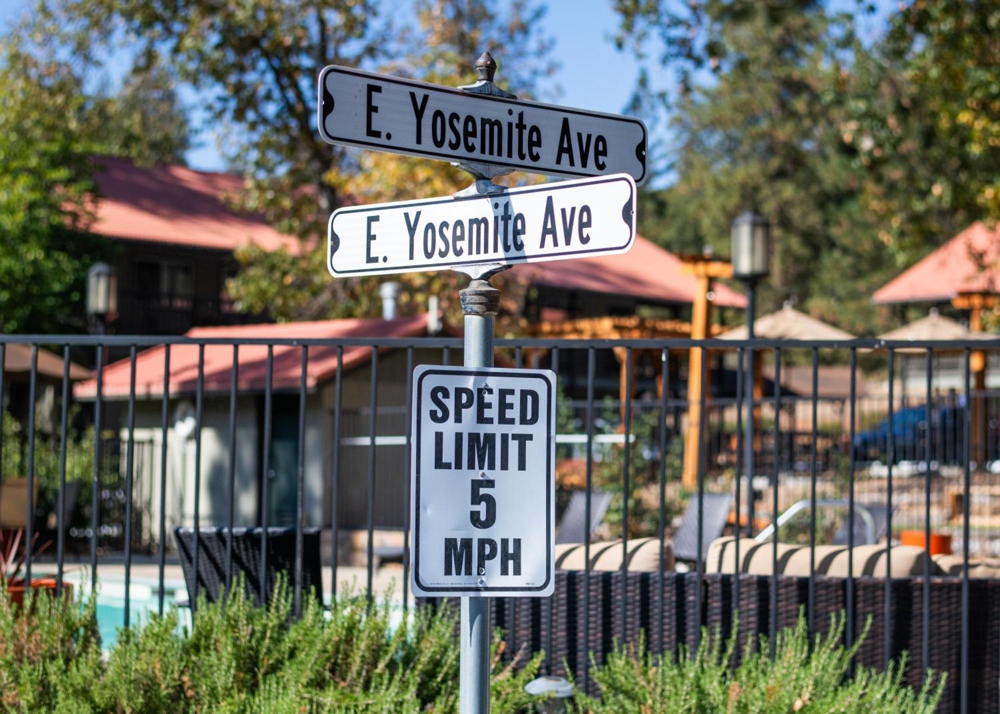 Yosemite Westgate Lodge Groveland Exteriör bild